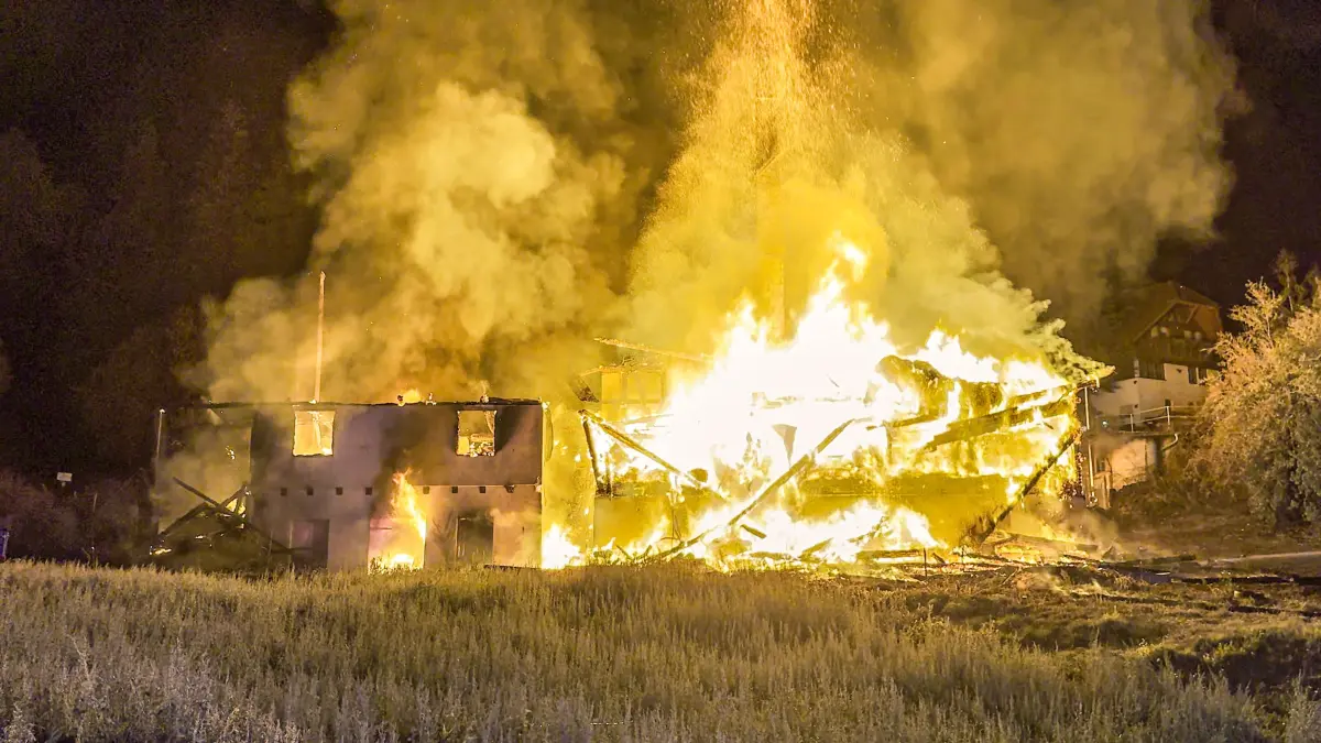Einsatzkräfte bekämpfen in der Nacht auf Montag einen Großbrand in Gutach.