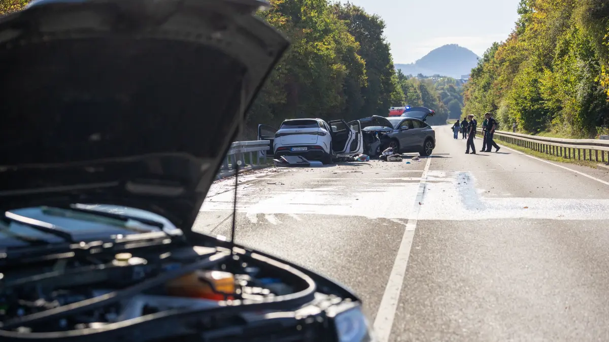 Ein heftiger Unfall hat sich auf der B 464 auf Höhe Reutlingen-Altenburg am Montagmorgen ereignet.