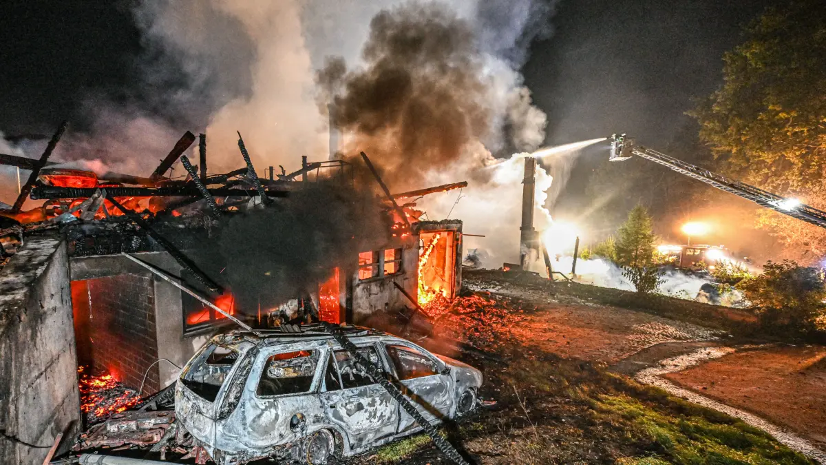 Einsatzkräfte bekämpfen in der Nacht auf Montag einen Großbrand in Gutach.