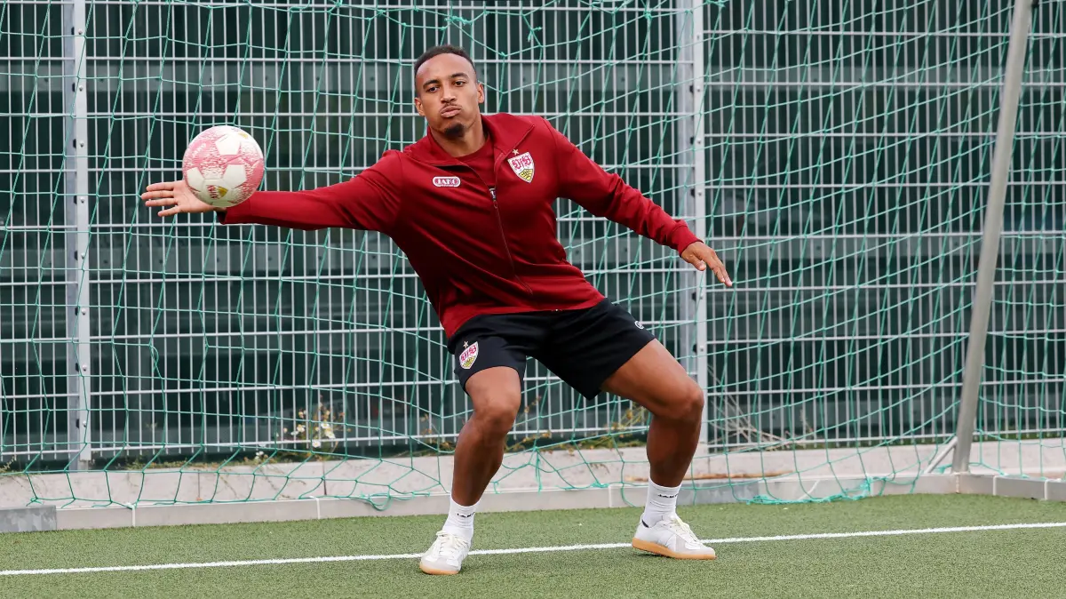 VfB Stuttgart Nachsorgeklink Tannheim: BAU // Deutschland, 29.09.2026, Tannheim, VfB Stuttgart zu Besuch in der Nachsorgeklink Tannheim, Jamie Leweling im Tor