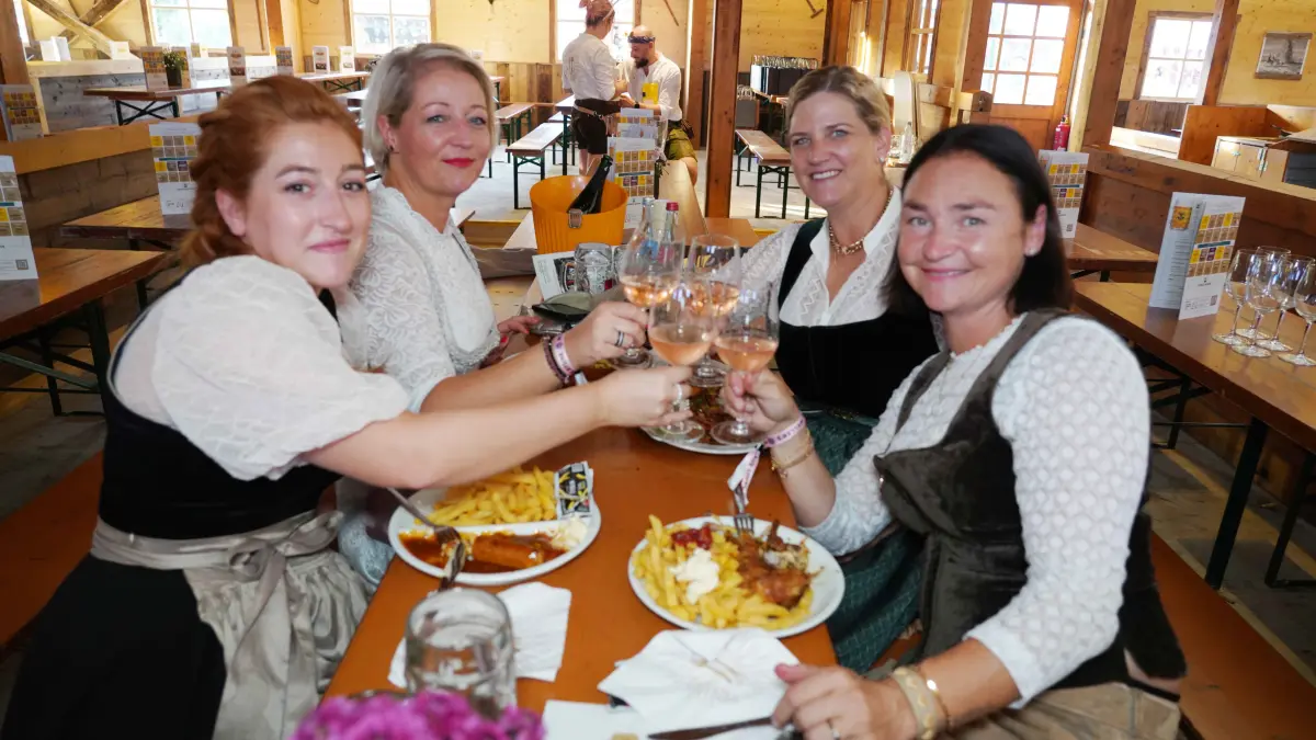 Stuttgarter Volksfest Maedelsabend und Herrenhort im Fest Dinkelacker Wellers Klaus und Klaus . Foto Andreas Rosar Fotoagentur-Stuttgart 28.09.2026
