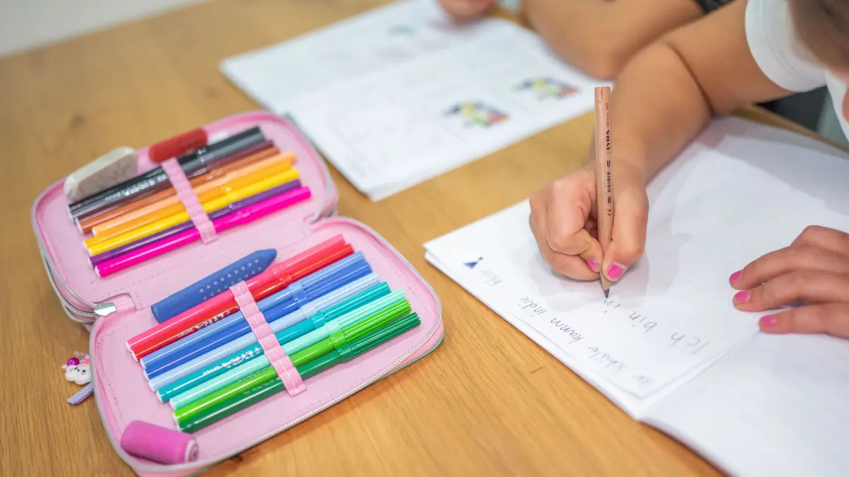 Schule: ARCHIV - 28.09.2021, Niedersachsen, Oldenburg: Ein Grundschüler und eine Grundschülerin sitzen in einem Wohnzimmer am Tisch und erledigen Schulaufgaben. (zu dpa: «Bildungsstudie: Fortschritt im System - und einige Schwächen») Foto: Mohssen Assanimoghaddam/dpa +++ dpa-Bildfunk +++
