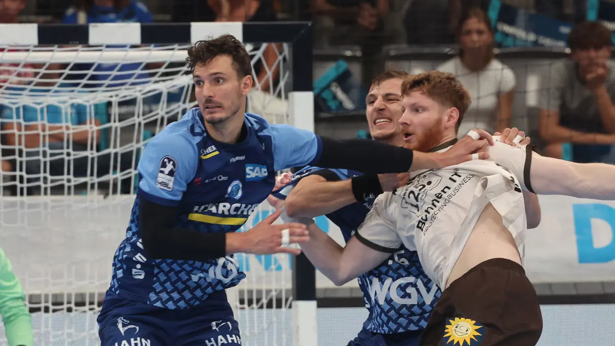 BAU // Stuttgart , Handball Opel-HBL , TVB Stuttgart vs. Bergischer HC , von links: Philipp Meyer ( TVB ) / Johannes Wasielewski ( BHC )