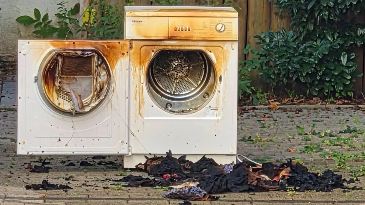 Stuttgart-Zuffenhausen: Brand einer Waschmaschine im Kellerraum:
Aus bislang ungeklaerter Ursache kam es am Dienstagvormittag in der Kirchtalstrasse in Stuttgart-Zuffenhausen zu einem Brand.<br />
Nach ersten Informationen der Feuerwehr geriet im Keller eines Wohn- und Geschaeftsgebaeudes eine Waschmaschine in Brand. Das Geraet wurde durch den Brand so stark beschaedigt, dass es entsorgt werden muss.<br />
In dem Gebaeude befinden sich neben einer Gewerbeeinheit auch zwei Wohnungen. Der entstandene Rauch zog zudem bis in das Erdgeschoss. Die Feuerwehr fuehrte umfangreiche Belueftungsmassnahmen durch.<br />
Nach Abschluss der Einsatzmassnahmen konnten die beiden Wohnungen sowie die Gewerbeeinheit wieder betreten werden. Verletzt wurde nach bisherigen Informationen niemand.<br />
Der entstandene Sachschaden wird nach ersten Schaetzungen auf rund 50.000 Euro beziffert. Die genaue Brandursache ist derzeit noch unklar.