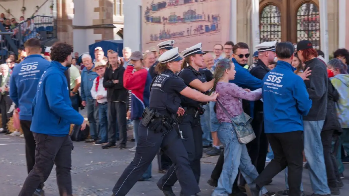 Tierschützer demonstrierten am Rande des Volksfestumzugs.
