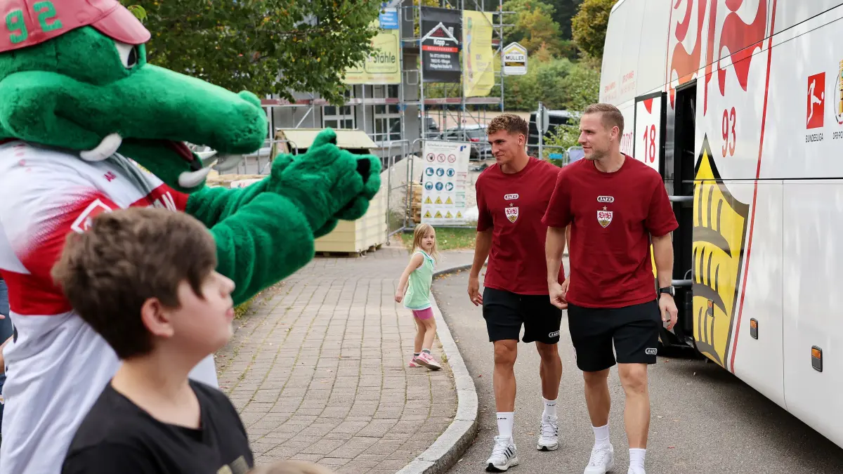 VfB Stuttgart Nachsorgeklink Tannheim: BAU // Deutschland, 29.09.2026, Tannheim, VfB Stuttgart zu Besuch in der Nachsorgeklink Tannheim, v.l. Grischa Prömel und Marius Funk kommen an der Klinik an