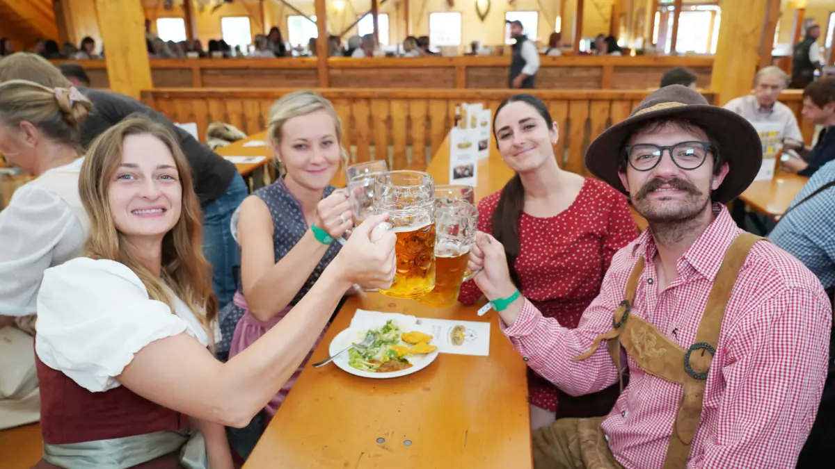 Stuttgarter Volksfest Maedelsabend und Herrenhort im Fest Dinkelacker Wellers Klaus und Klaus . Foto Andreas Rosar Fotoagentur-Stuttgart 28.09.2026