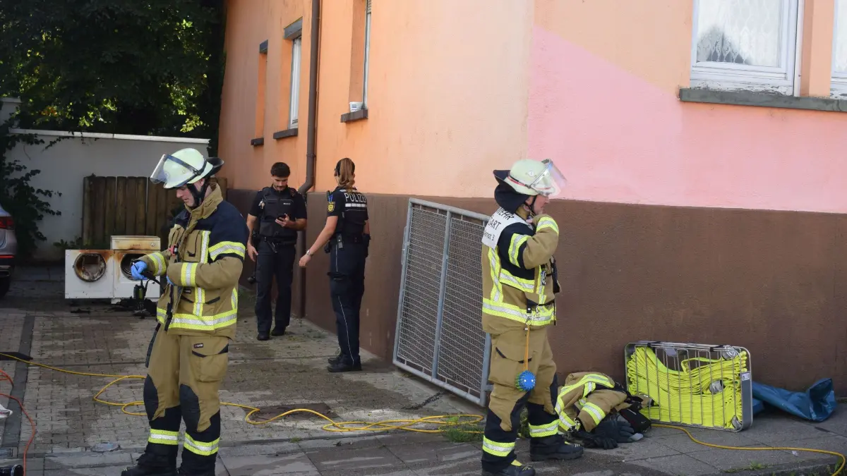 Stuttgart-Zuffenhausen: Brand einer Waschmaschine im Kellerraum:
Aus bislang ungeklaerter Ursache kam es am Dienstagvormittag in der Kirchtalstrasse in Stuttgart-Zuffenhausen zu einem Brand.<br />
Nach ersten Informationen der Feuerwehr geriet im Keller eines Wohn- und Geschaeftsgebaeudes eine Waschmaschine in Brand. Das Geraet wurde durch den Brand so stark beschaedigt, dass es entsorgt werden muss.<br />
In dem Gebaeude befinden sich neben einer Gewerbeeinheit auch zwei Wohnungen. Der entstandene Rauch zog zudem bis in das Erdgeschoss. Die Feuerwehr fuehrte umfangreiche Belueftungsmassnahmen durch.<br />
Nach Abschluss der Einsatzmassnahmen konnten die beiden Wohnungen sowie die Gewerbeeinheit wieder betreten werden. Verletzt wurde nach bisherigen Informationen niemand.<br />
Der entstandene Sachschaden wird nach ersten Schaetzungen auf rund 50.000 Euro beziffert. Die genaue Brandursache ist derzeit noch unklar.