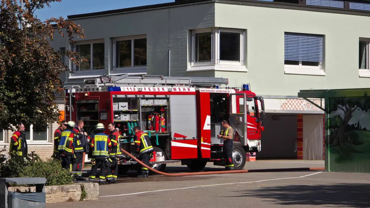 Weil der Stadt: PowerBank faengt Feuer - Schule evakuiert:
<br />
Am Dienstagmittag kam es in der Heinrich-Steinhoevel-Schule in Weil der Stadt zu einem Feuerwehreinsatz. Nach ersten Informationen der Feuerwehr geriet in einem Klassenzimmer eine Powerbank in Brand. In der Folge kam es zu einer starken Rauchentwicklung.<br />
<br />
Die Rektorin der Schule reagierte umgehend und liess das gesamte Schulgebaeude vorsorglich raeumen. Zum Zeitpunkt des Brandes befanden sich rund 500 Personen in der Schule. Durch das schnelle und umsichtige Handeln der Schulleitung konnte das Gebaeude zuegig geraeumt werden.<br />
Die alarmierte Feuerwehr konnte den Brand schnell unter Kontrolle bringen. Anschliessend wurde das gesamte Gebaeude umfangreich belueftet, um den entstandenen Brandrauch aus den Raeumlichkeiten zu entfernen.<br />
Feuerwehr und Rettungsdienst waren mit einem groesseren Kraefteaufgebot vor Ort. Die Feuerwehr lobte insbesondere das umsichtige und zuegige Handeln der Rektorin bei der Raeumung der Schule.<br />
Das vom Brand betroffene Klassenzimmer sowie ein angrenzender Raum bleiben bis auf Weiteres gesperrt. Nach ersten Informationen wurde niemand verletzt.<br />
Die genaue Ursache fuer den Brand der Powerbank ist derzeit noch Gegenstand der weiteren Ermittlungen.