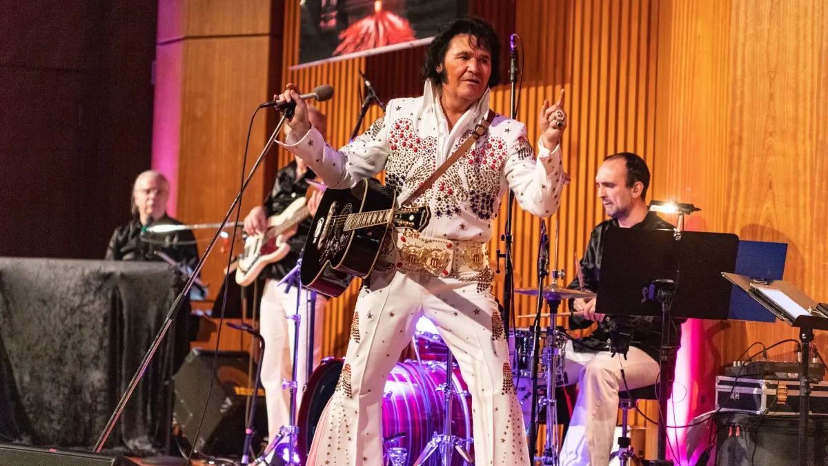 Stadthalle: Großes Elvis Konzert, 22 Jahre Elvis Presley will never die Fan Club: Gute Taten Stadthalle: Großes Elvis Konzert, 22 Jahre Elvis Presley will never die Fan Club