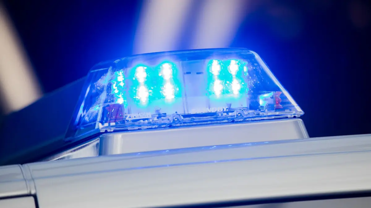 Polizei NRW: ARCHIV - 20.10.2017, Nordrhein-Westfalen, Duisburg: Ein Blaulicht leuchtet auf dem Streifenwagen der Polizei. (zu dpa: «Europaweite Razzia wegen Millionenbetrugs mit Mogel-Handys») Foto: Rolf Vennenbernd/dpa +++ dpa-Bildfunk +++
