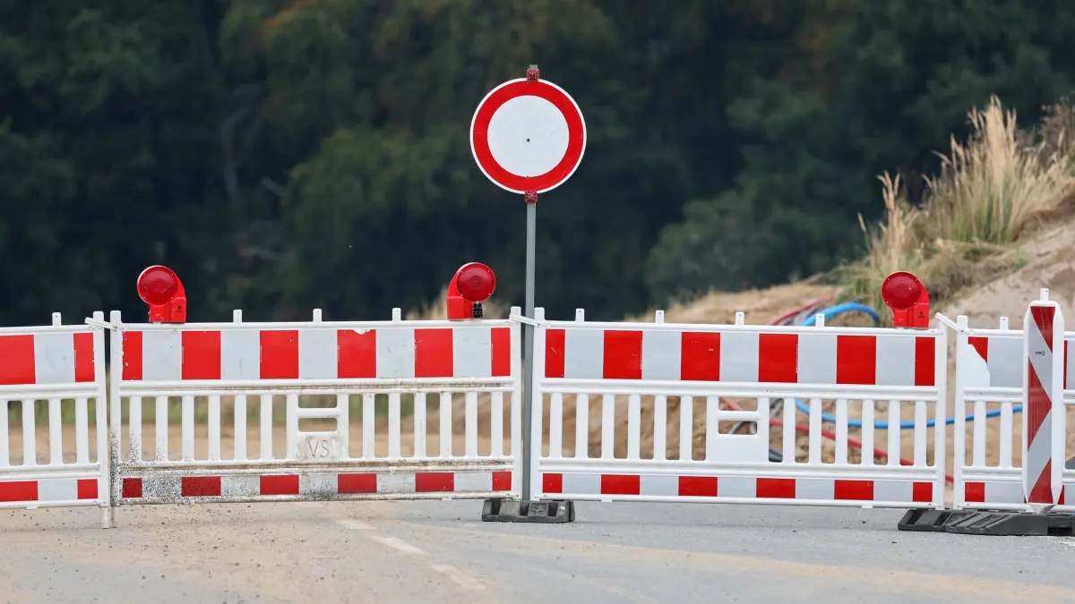 Baustelle für künftiges Großrechenzentrum: 29.09.2026, Mecklenburg-Vorpommern, Dummerstorf: Ein Bauzaun mit Stopp-Schild steht an der Zufahrt zum Areal für ein künftiges Großrechenzentrum. Die Schwarz-Gruppe will hier 5,6 Milliarden investieren. Geplant ist der Aufbau eines Datacenters mit einer Kapazität von 240 Megawatt bis 2033. Auf einer Einwohnerversammlung am Abend soll über die Pläne informiert werden. Foto: Bernd Wüstneck/dpa +++ dpa-Bildfunk +++