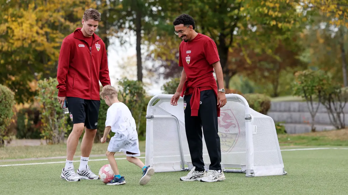 VfB Stuttgart Nachsorgeklink Tannheim: BAU // Deutschland, 29.09.2026, Tannheim, VfB Stuttgart zu Besuch in der Nachsorgeklink Tannheim, v.l. Ramon Hendriks und Tiago Tomas