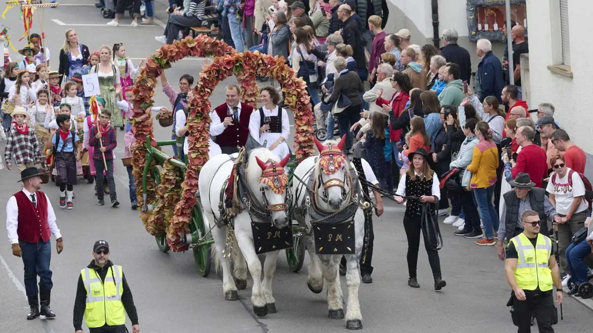Tradition verpflichtet: Der Umzug zum Fellbacher Herbst führt stets, wie hier im Oktober 2025, am frühen Samstagnachmittag durch die Gassen.