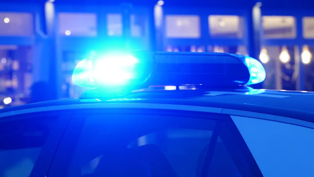 Polizei: Ein Blaulicht leuchtet auf dem Dach eines Polizeiautos während einer Polizeiabsperrung. (zu dpa: «Gewalttat in Freudenstadt? Polizei findet Schwerverletzten»)