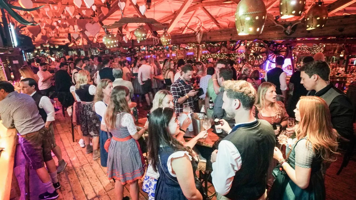 Volksfest. Dating im Festzelt Beim neuen Event Maß & Match in der Almhütte Royal geht's ums Dating: Volksfest. Dating im Festzelt Beim neuen Event Maß & Match in der Almhütte Royal geht's ums Dating