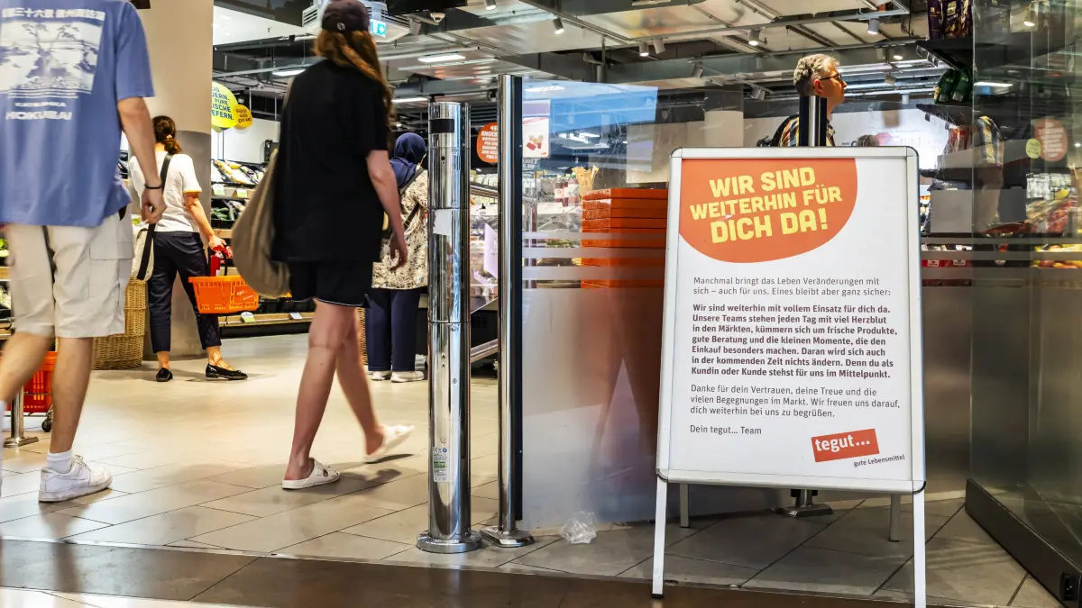 tegut Filiale im Milaneo in Stuttgart. Plakat am Eingang mit der Botschaft: Wir sind weiterhin für Dich da Die Schweizer Migros Zürich trennt sich von Tegut. Im Zuge des Verkaufs sollen zahlreicher Filialen von Wettbewerbern übernommen werden. // 20.08.2026, Stuttgart, Baden-Württemberg, Deutschland *** Tegut store at Milaneo in Stuttgart a poster at the entrance reads, Were still here for you. The Swiss company Migros Zurich is parting ways with Tegut. As part of the sale, numerous stores are expected to be taken over by competitors. August 20, 2026, Stuttgart, Baden-Württemberg, Germany