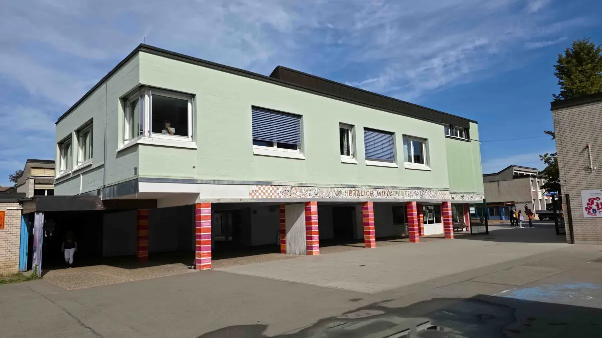 Weil der Stadt: PowerBank faengt Feuer - Schule evakuiert:
<br />
Am Dienstagmittag kam es in der Heinrich-Steinhoevel-Schule in Weil der Stadt zu einem Feuerwehreinsatz. Nach ersten Informationen der Feuerwehr geriet in einem Klassenzimmer eine Powerbank in Brand. In der Folge kam es zu einer starken Rauchentwicklung.<br />
<br />
Die Rektorin der Schule reagierte umgehend und liess das gesamte Schulgebaeude vorsorglich raeumen. Zum Zeitpunkt des Brandes befanden sich rund 500 Personen in der Schule. Durch das schnelle und umsichtige Handeln der Schulleitung konnte das Gebaeude zuegig geraeumt werden.<br />
Die alarmierte Feuerwehr konnte den Brand schnell unter Kontrolle bringen. Anschliessend wurde das gesamte Gebaeude umfangreich belueftet, um den entstandenen Brandrauch aus den Raeumlichkeiten zu entfernen.<br />
Feuerwehr und Rettungsdienst waren mit einem groesseren Kraefteaufgebot vor Ort. Die Feuerwehr lobte insbesondere das umsichtige und zuegige Handeln der Rektorin bei der Raeumung der Schule.<br />
Das vom Brand betroffene Klassenzimmer sowie ein angrenzender Raum bleiben bis auf Weiteres gesperrt. Nach ersten Informationen wurde niemand verletzt.<br />
Die genaue Ursache fuer den Brand der Powerbank ist derzeit noch Gegenstand der weiteren Ermittlungen.