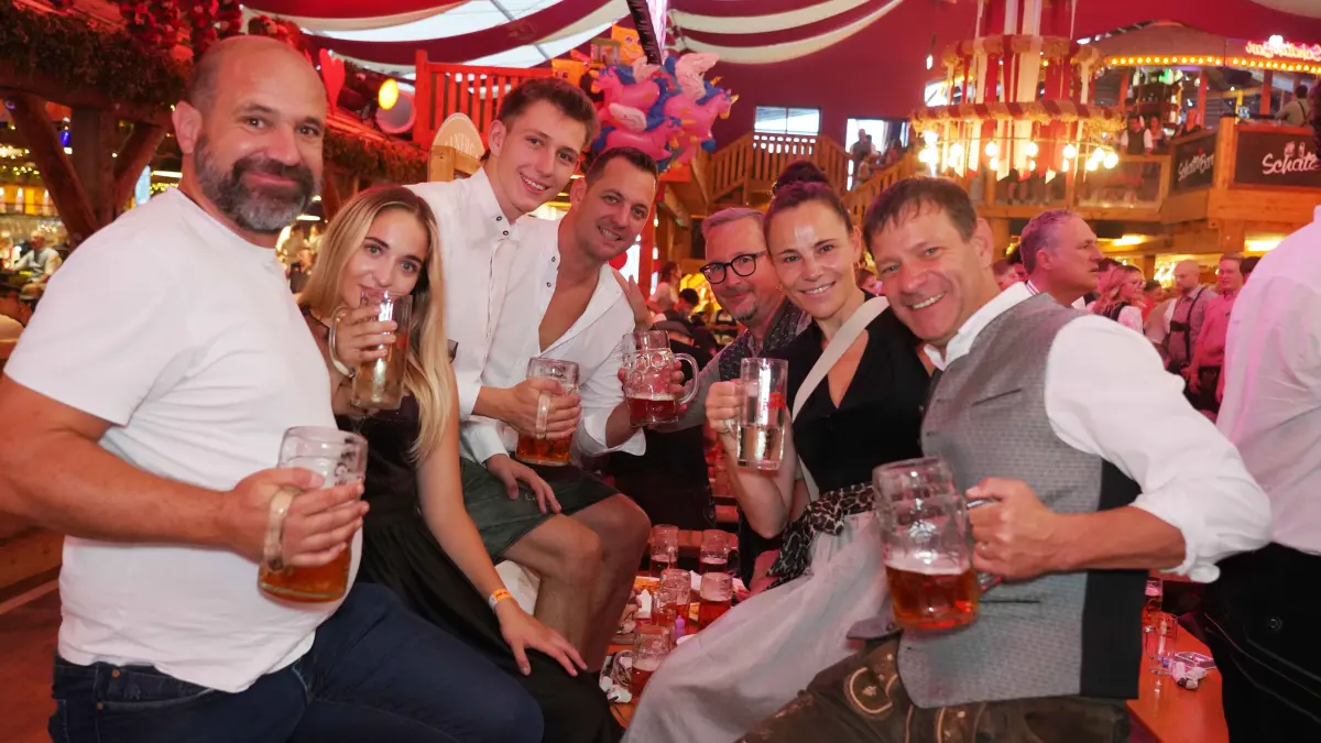 Weitere Impressionen von der Blaulicht-Party im Festzelt von Sonja Merz.