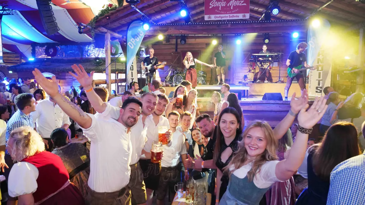 Tracht statt Uniform: Am Dienstagabend feierten Einsatzkräfte der Polizei, der Rettungsdienste und der Feuerwehr aus Stuttgart und ganz Baden-Württemberg im Festzelt von Sonja Merz bei der Blaulicht-Party.