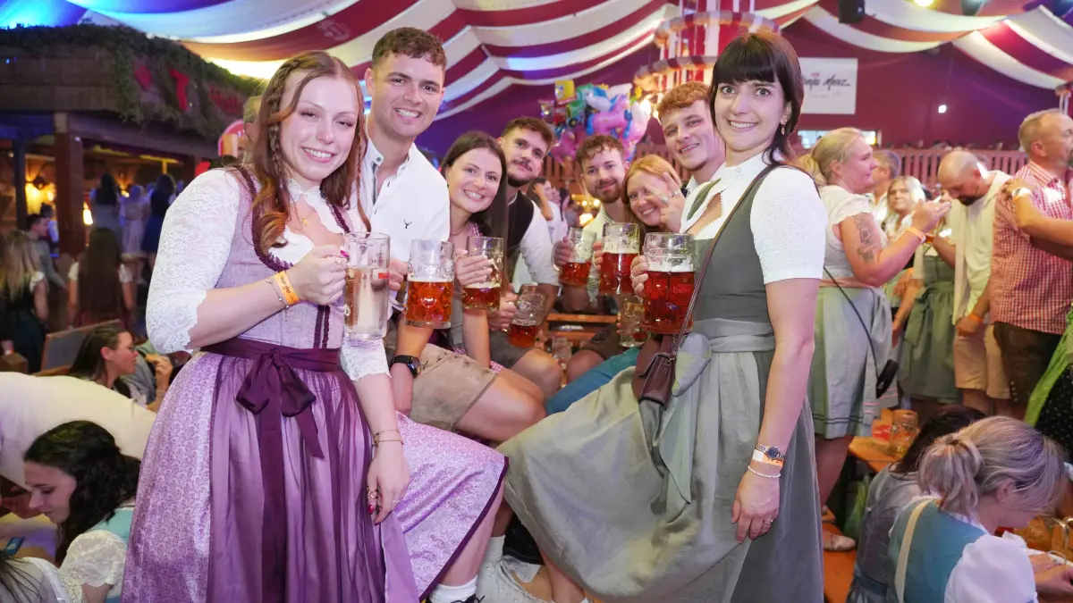 Nüchtern im Dienst musste an diesem Abend niemand sein: Gäste der Blaulicht-Party beim Anstoßen.