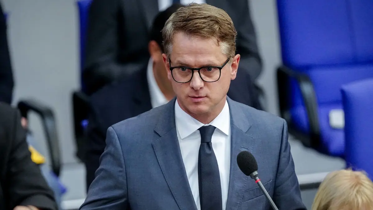 Gesundheitsminister Carsten Linnemann (CDU) Archivbild: Carsten Linnemann (CDU), Bundesminister für Gesundheit, spricht bei der Sitzung des Bundestags mit der Regierungsbefragung. (zu dpa: «Linnemann: Pflegereform ist nicht allein Spargesetz»)