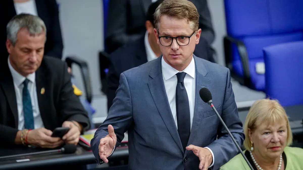 Gesundheitsminister Carsten Linnemann (CDU) Archivbild: Carsten Linnemann (CDU), Bundesminister für Gesundheit, spricht bei der Sitzung des Bundestags mit der Regierungsbefragung. (zu dpa: «Linnemann: Pflegereform ist nicht allein Spargesetz»)