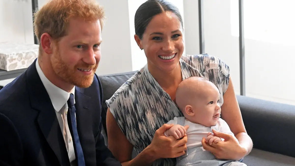 Harry, Meghan und Prinz Archie: Der britische Prinz Harry (l), Herzog von Sussex, und seine Frau Meghan, Herzogin von Sussex, besuchen mit Sohn Archie die Desmond & Leah Tutu Legacy Foundation. (zu dpa: «Harry und Meghan: Ärger um Fotografen an Schule der Kinder»)