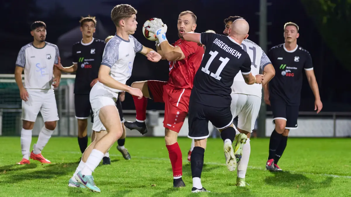 Lars Dannecker (TSV Dagersheim II, #14), Joshua Klement (TSV Dagersheim, #32), Sven Messer (TSV Dagersheim, #11)
GER, TSV Dagersheim II vs. TSV Dagersheim, Fussball, Bezirkspokal - Herren, Spielzeit 2026/2027, 29.09.2026
Foto: Eibner-Pressefoto/Gerald Oelze-de Stoppany