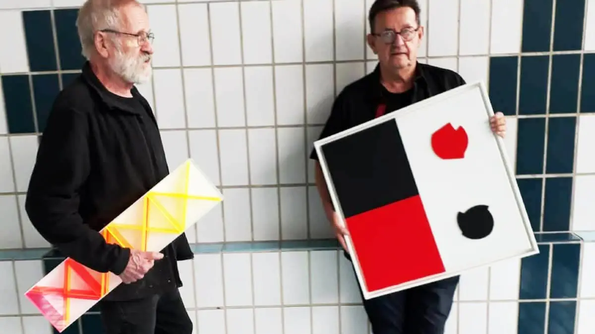 Klaus Joas und Hans Karl Zeisel stellen kurz vor dessen Abriss im Stiftsbad in Weinstadt-Beutelsbach aus.