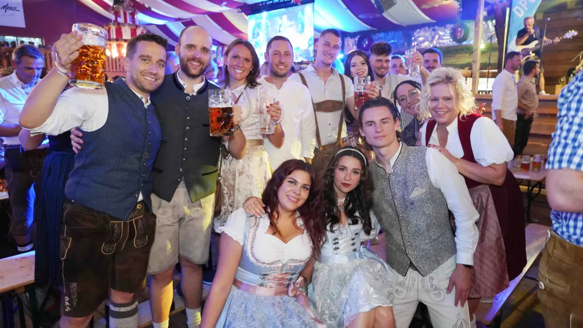 Bei der Blaulicht-Party im Festzelt von Sonja Merz auf dem Wasen wurde auf den Bierbänken gefeiert.