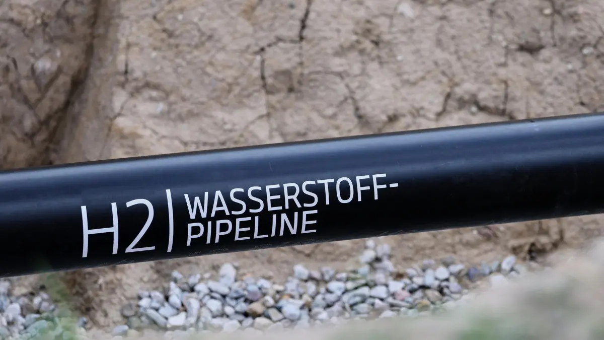 BMW-Werk Leipzig wird an Wasserstoff-Netz angeschlossen: 30.09.2026, Sachsen, Leipzig: Eine Wasserstoff-Pipeline liegt in einer Baugrube auf dem Gelände des BMW-Werks Leipzig. Das BMW-Werk Leipzig wird mit der zwei Kilometer langen Pipeline nach eigenen Angaben als weltweit erstes Automobil-Werk an ein Wasserstoff-Netz angeschlossen. Das Werk nutzt Wasserstoff seit 2013 für den Betrieb von Gabelstaplern und Routenzügen mit Brennstoffzellen ein. Zudem sind seit 2022 in der Lackiererei Brenner im Einsatz, die flexibel Erdgas oder Wasserstoff verbrennen können. Foto: Jan Woitas/dpa +++ dpa-Bildfunk +++