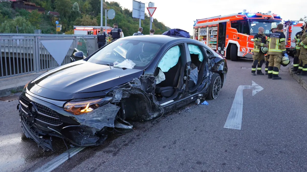 Schwerer Verkehrsunfall auf der B10 bei Stuttgart-Hedelfingen<br /><br />Mercedes kommt von der Fahrbahn ab und durchbricht Leitplanke – Fahrer schwer verletzt<br /><br />30. September 2026 – Stuttgart-Hedelfingen. Gegen 18:20 Uhr ereignete sich auf der B10 in Fahrtrichtung Stuttgart ein schwerer Verkehrsunfall. Nach ersten Informationen war ein Mercedes CLA 220 von Esslingen kommend in Richtung Stuttgart unterwegs.<br /><br />Aus bislang ungeklaerter Ursache geriet der Mercedes ins Schleudern, kam von der Fahrbahn ab und durchbrach eine Leitplanke im Bereich der Ausfahrt zur Hafenbahnstrasse in Stuttgart-Hedelfingen. Der genaue Unfallhergang sowie die Ursache sind derzeit Gegenstand der polizeilichen Ermittlungen. Ob eine nicht angepasste Geschwindigkeit eine Rolle spielte, ist bislang nicht abschliessend geklaert.<br /><br />Der Fahrer wurde bei dem Unfall schwer verletzt und im Fahrzeug eingeschlossen. Einsatzkraefte der Feuerwehr mussten den Mann aus dem Fahrzeug befreien. Anschliessend wurde er durch den Rettungsdienst medizinisch versorgt und zur weiteren Behandlung in ein Krankenhaus gebracht.<br /><br />Die Ausfahrt in Richtung Hafenbahnstrasse ist derzeit gesperrt. Die Polizei hat die Unfallaufnahme aufgenommen. Im Anschluss soll das beschaedigte Fahrzeug durch einen Abschleppdienst geborgen werden.<br /><br />Waehrend der Einsatz- und Bergungsarbeiten kann es im Bereich der Unfallstelle zu Verkehrsbehinderungen kommen.<br /><br />Weitere Informationen zum Unfallhergang liegen derzeit noch nicht vor.