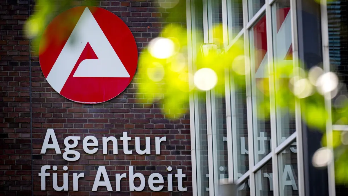 Arbeitsmarktzahlen: Der Schriftzug «Agentur für Arbeit» hängt an einem Gebäude. (zu dpa: «Zahl der Arbeitslosen in MV gesunken»)