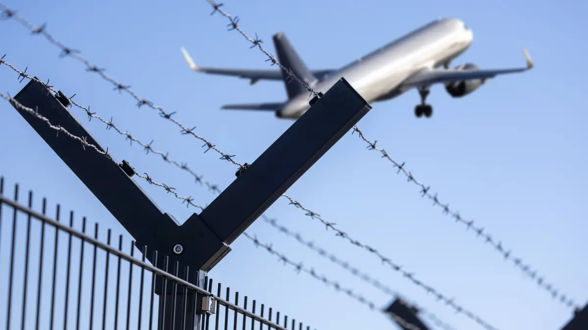 Fotomontage Startendes Flugzeug hinter einem Maschendrahtzaun *** Photo montage of an airplane taking off behind a chain-link fence Copyright: xUdoxHerrmannx