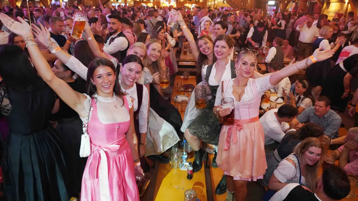 Weitere Impressionen von der Blaulicht-Party im Festzelt von Sonja Merz.