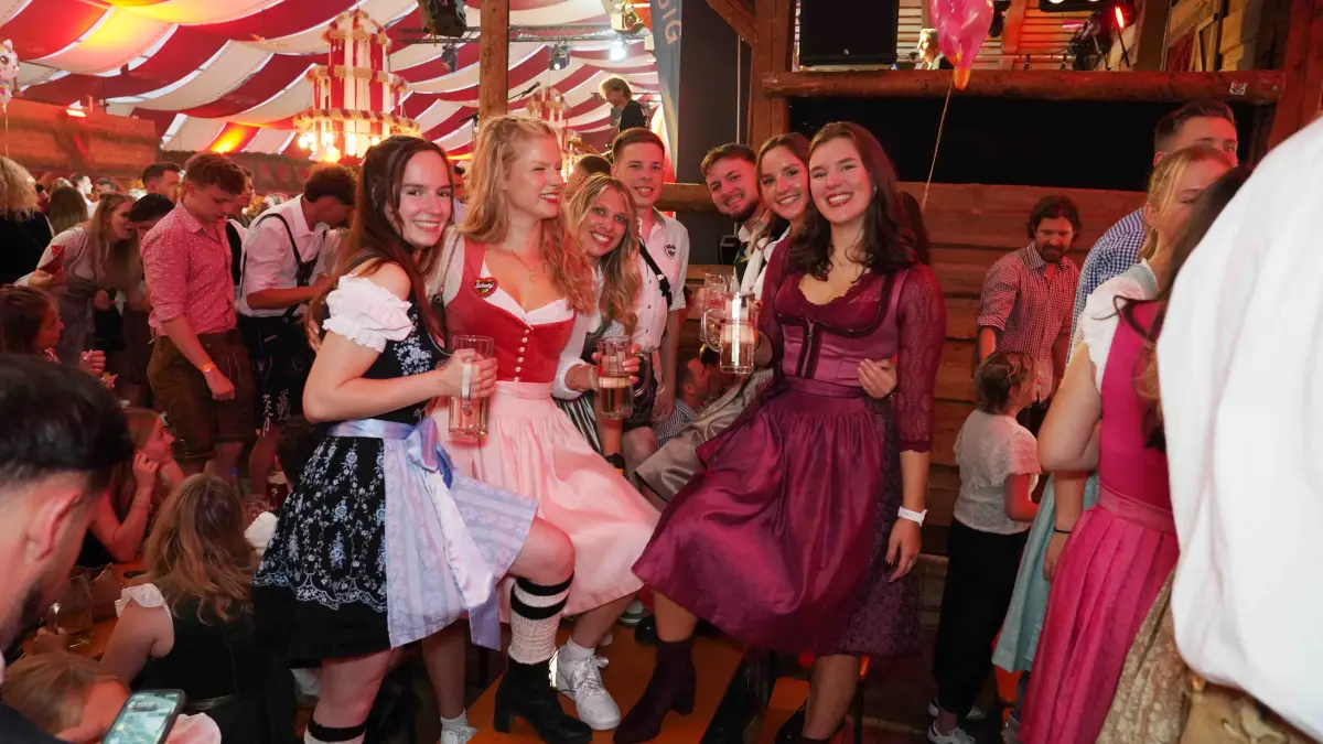 Weitere Impressionen von der Blaulicht-Party im Festzelt von Sonja Merz.