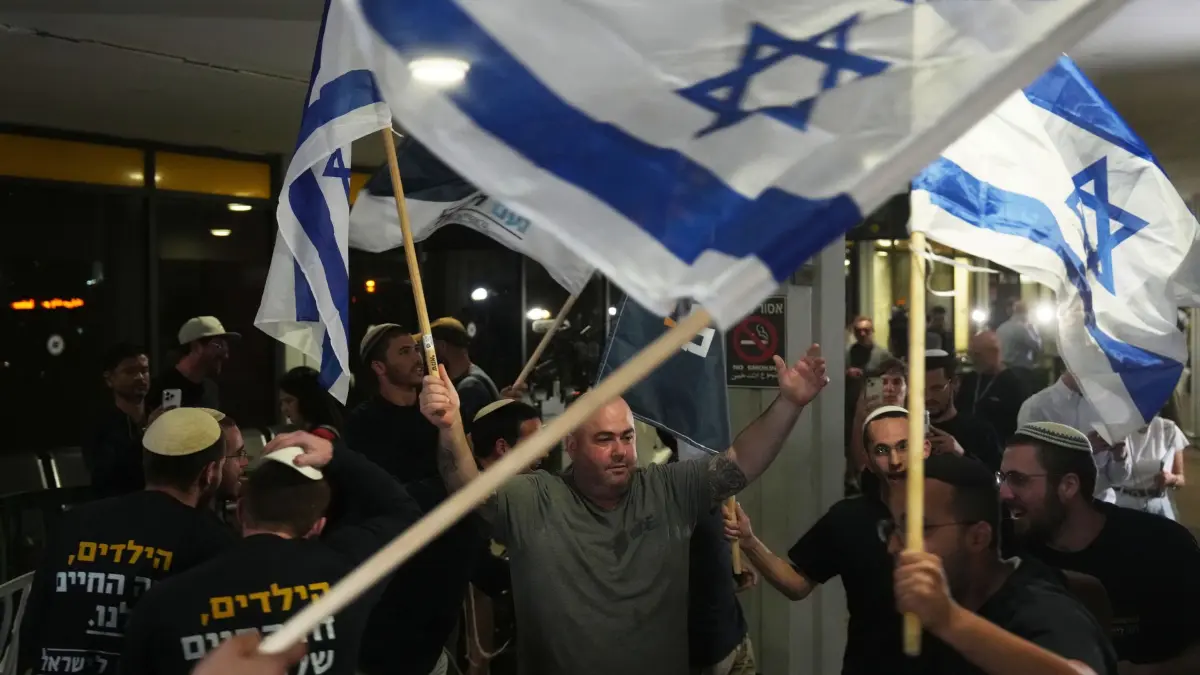 Flugvorfall im Nahen Osten: Menschen feiern am Ben-Gurion-Flughafen in der Nähe von Tel Aviv die Ankunft eines FlyDubai-Flugzeugs mit israelischen Passagieren an Bord, das zuvor in Saudi-Arabien notlanden musste. (zu dpa: «Israel: Versuchter Anschlag auf Flydubai-Flug nach Tel Aviv»)
