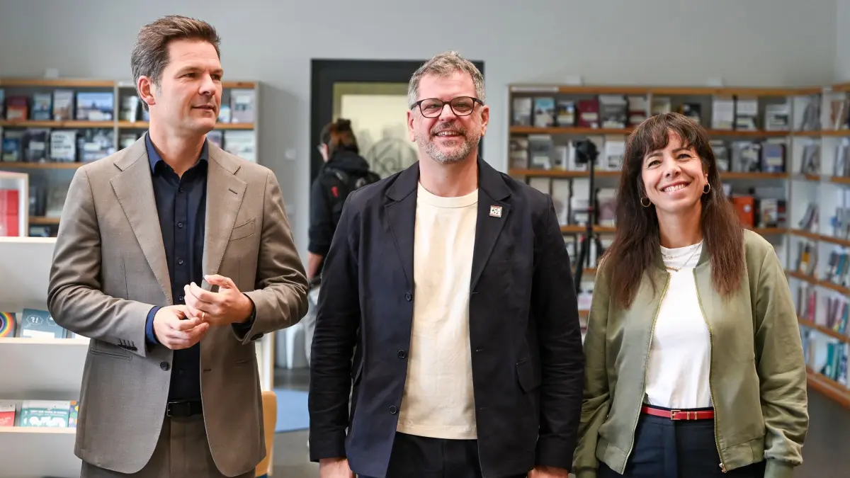 Start für Dreiergespräche zur Regierungsbildung in Berlin: Die Politiker Steffen Krach (l-r, SPD), Werner Graf (Bündnis 90/Die Grünen) und Elif Eralp (Die Linke) testen in der Landeszentrale für politische Bildung das Online-Angebot zum Start des Wahl-o-Mats für die Wahl zum Berliner Abgeordnetenhaus. (zu dpa: «Gespräche zur Regierungsbildung in Berlin beginnen»)