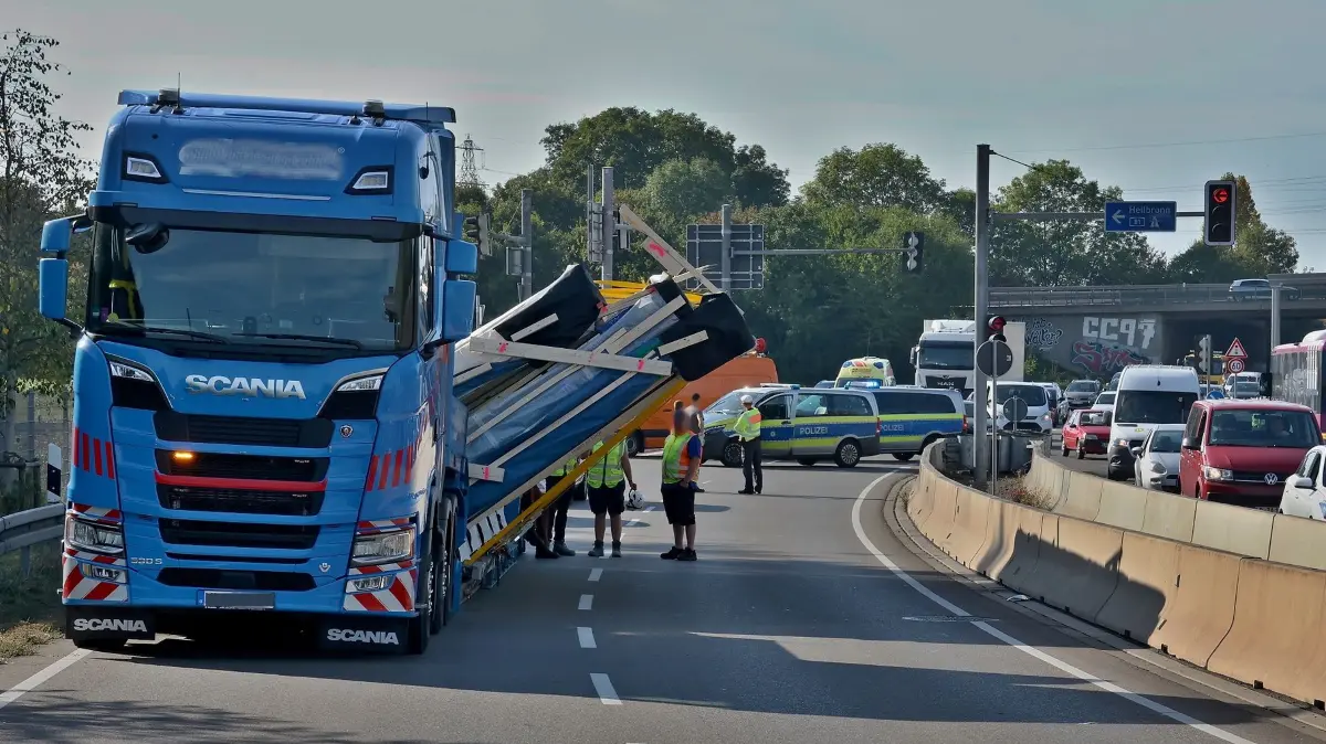 30.09.2026: Pressemitteilung des Polizeipräsidiums Ludwigsburg:
Polizeipräsidium Ludwigsburg
POL-LB: Ludwigsburg: Lkw droht Ladung zu verlieren - L 1140 stundenlang gesperrt
Ludwigsburg (ots)
Die Landesstraße 1140 sowie die Anschlussstelle Ludwigsburg Süd der Bundesautobahn 81 in Richtung Heilbronn musste bis etwa 23.45 Uhr gesperrt werden, nachdem ein Sattelzug-Fahrer fast seine Ladung verloren hatte.
Ein 27 Jahre alter Lkw-Lenker, der auf einem Tieflader mehrere Elemente eines Fertighauses geladen hatte, verließ gegen 14.40 Uhr die BAB 81 an der Anschlussstelle Ludwigsburg-Süd. Als er nach rechts auf die L1140 abbiegen wollte, bemerkte der 27-Jährige, dass die Ladung verrutschte und in eine Schräglage geriet. Daraufhin stoppte er das Fahrzeug, da die Wand- und Fensterelemente drohten, auf die Fahrbahn zu kippen.
Um die Ladung wieder auf dem Tieflader zu sichern, rückten neben der Feuerwehr auch zwei Kranfahrzeuge an. Bei den Absperrmaßnahmen unterstützte die Autobahnmeisterei.
Unter polizeilicher Begleitung konnte der Lkw-Lenker seine Fahrt nach mehreren Stunden schließlich an den Zielort fortsetzen.
Rückfragen bitte an:
Polizeipräsidium Ludwigsburg
Telefon: 07141 18-8777
E-Mail: ludwigsburg.pp.sts.oe@polizei.bwl.de
http://www.polizei-bw.de/
Die verrutschte Ladung eines Schwertransportes sorgte am Mittwochnachmittag für eine stundenlange Sperrung der Landesstraße L1140 auf Höhe der Anschlussstelle LB-Süd. Bei einem Spezialauflieger waren drei Holzfertigbauelemente aus bisher unbekannter Ursache in bedenkliche Schräglage geraten und drohten auf die Fahrbahn zu fallen. Erst mit Hilfe der Ludwigsburger Feuerwehr und zweier Tele-Kräne gelang es die Teile anzuschlagen, die Sicherungen zu lösen und die Elemente sicher abzuladen. Die L1140 war bis nach 21 Uhr in Richtung Ludwigsburg voll gesperrt, Autobahn- und Straßenmeisterei richteten zusammen mit der Polizei eine Umleitung ein.
Foto: KS-Images.de/Andreas Rometsch