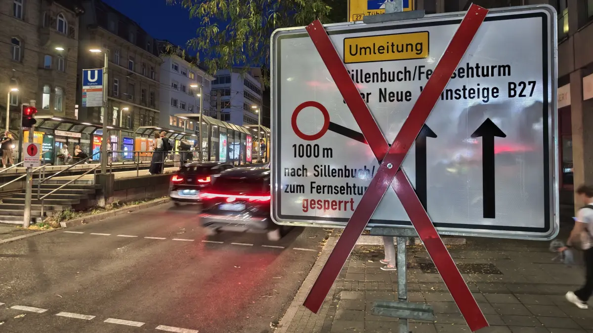 Bereits am Olgaeck wird auf die bevorstehende Sperrung zwischen Stuttgart-Ost und Fernsehturm hingewiesen.