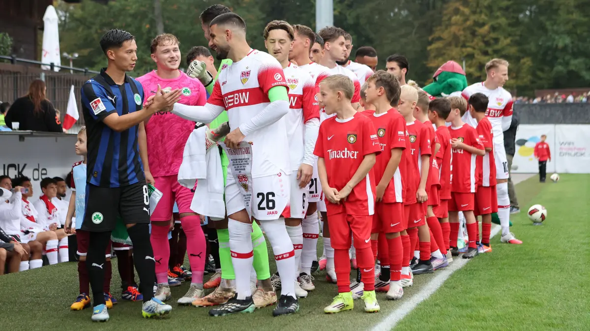 Deniz Undav führte den VfB in Großaspach gegen Greuther Fürth wie gewohnt als Kapitän aufs Feld.