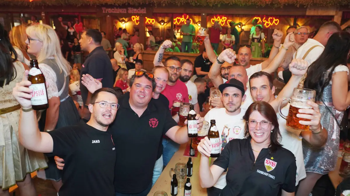 Stuttgart Cannstatter Volksfest volle Huette bei Sonja Merz diesmal der VFB Fanclub zu Gast auch Fritzle kam vobei. Gute Stimmung 1893 Hey hey 1893 Fanjubel. Foto Andreas Rosar Fotoagentur-Stuttgart 30.09.2026