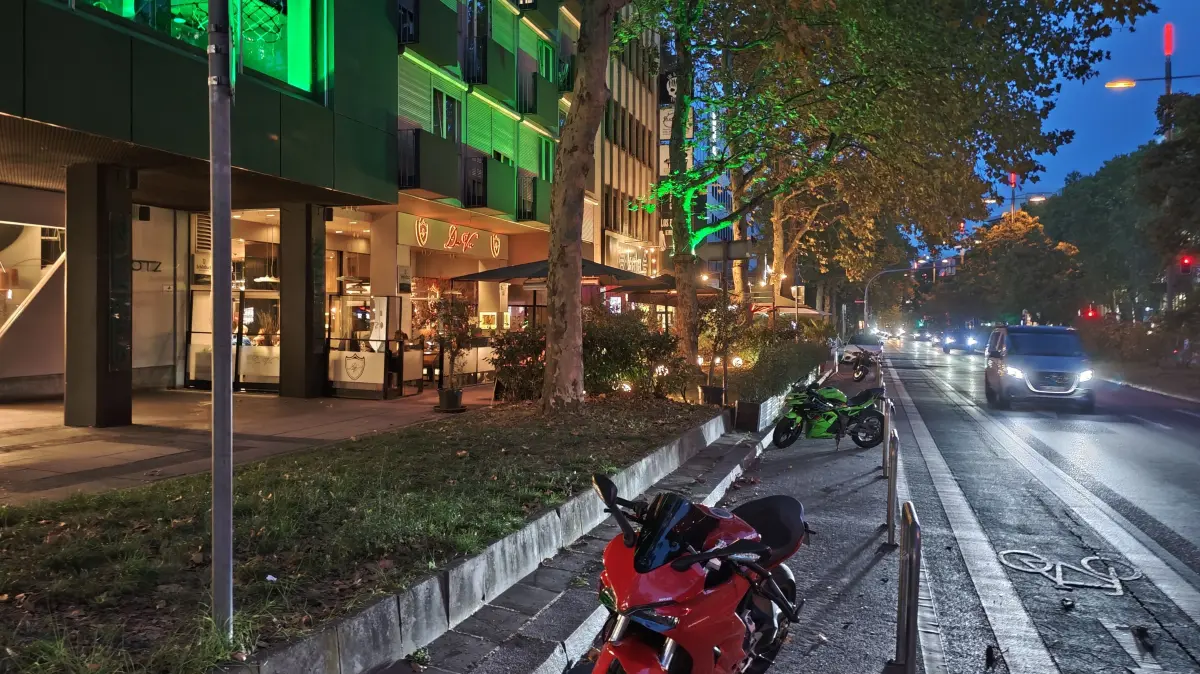Die Gehwege an der Theodor-Heuss-Straße sollen mehr Platz bieten und heller beleuchtet werden.