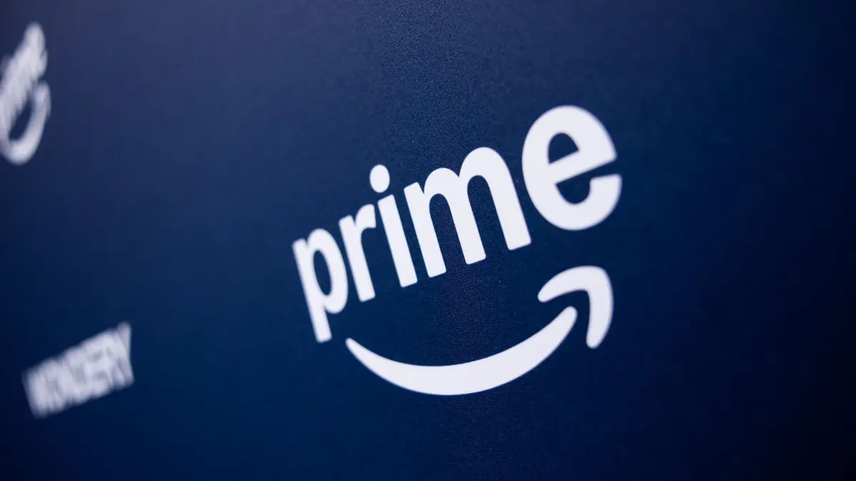Amazon Prime Video: Das Logo des Videostreamingportals Prime Video des US-amerikanischen Onlineversandhandels Amazon ist bei einem Fototermin zur Programmpräsentation "Amazon Prime Video presents Deutschland 2025" zu sehen. (zu dpa: «Der Amazon-Fall: BGH prüft Preiserhöhung bei Prime»)