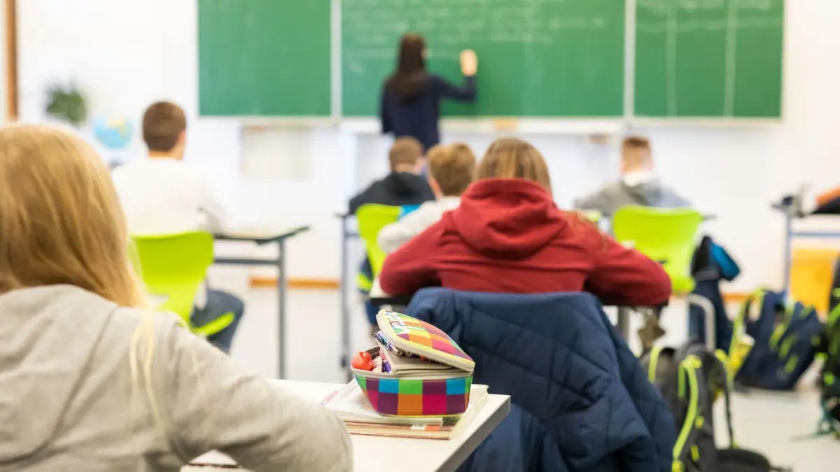 Schulunterricht: ARCHIV - 15.03.2021, Baden-Württemberg, Heitersheim: ILLUSTRATION - Schülerinnen und Schüler sitzen während des Unterrichts in ihrem Klassenzimmer. (zu dpa: «Schleswig-Holstein schafft Online-Plattform für Schulen») Foto: Philipp von Ditfurth/dpa +++ dpa-Bildfunk +++