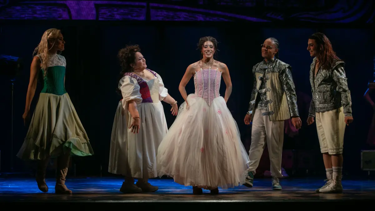 ß Julia Musical: #show Presse-Event im Vorfeld der Premiere von *& Julia* im Palladium Theater Jacqueline Braun als Amme Angelique
Carlos de Vries als Lance
Jonathan Guth als Romeo
Sabrina Weckerlin als Anne Hathaway
Sebeya als Julia (Sebya ist ihr Künstlername, gebürtig heißt sie Rita Sebeh, bevorzugt aber die Nennung des Künstlernamens)
Esmael Agostinho als François
Ibi als May
Maximilian Mann als William Shakespeare
