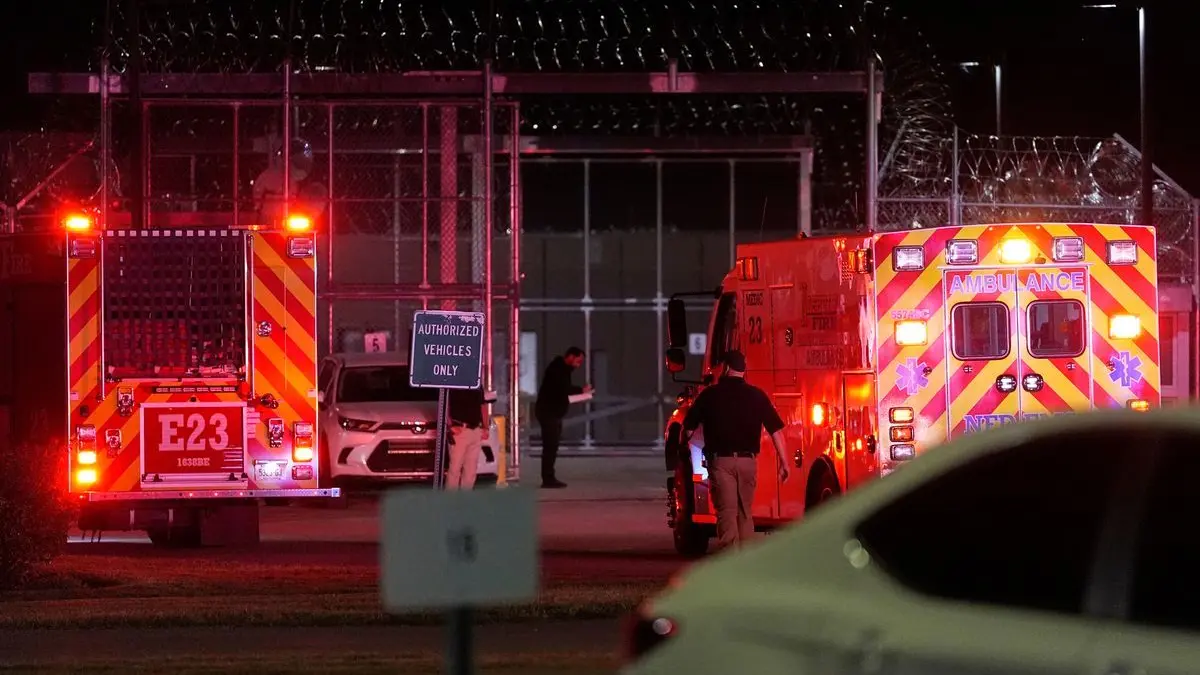 Rettungsfahrzeuge treffen bei der Hochsicherheitsanstalt Riverbend in Nashville ein, nachdem die Hinrichtung von Christa Pike abgebrochen wurde. Bei der ersten geplanten Hinrichtung einer Frau in Tennessee seit mehr als 200 Jahren ist es zu Komplikationen gekommen. Nach Darstellung von Christa Pikes Verteidigern lebte die 50-Jährige auch nach der Verabreichung zweier Giftspritzen zunächst noch, wie aus einem entsprechenden Gerichtsdokument hervorgeht.