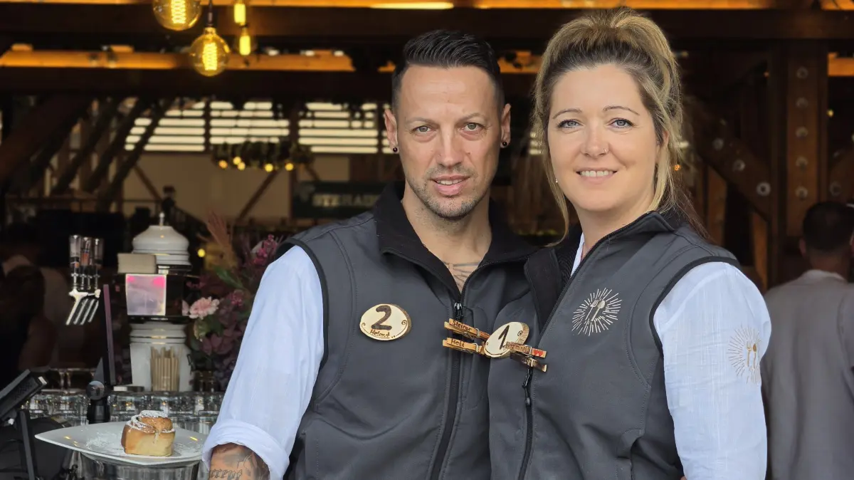 Die Grazer Tanja Payerl und Heli Rumpler nutzen ihren Urlaub, um auf dem Volksfest zu kellnern.
