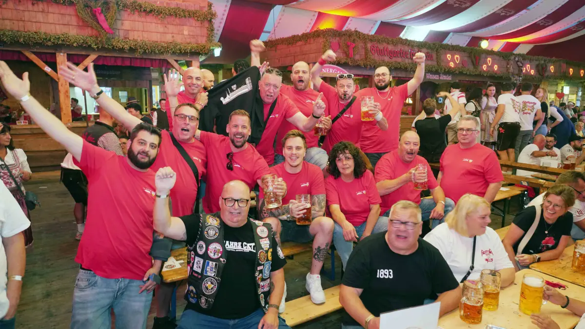 Stuttgart Cannstatter Volksfest volle Huette bei Sonja Merz diesmal der VFB Fanclub zu Gast auch Fritzle kam vobei. Gute Stimmung 1893 Hey hey 1893 Fanjubel. Foto Andreas Rosar Fotoagentur-Stuttgart 30.09.2026